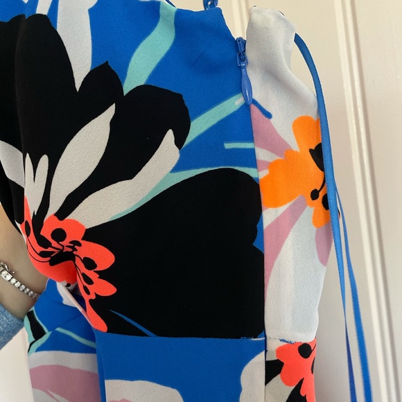 Express never worn blue floral mini dress with adjustable straps size small - Picture 4 of 5